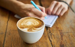 Beber três xícaras de café por dia pode ser melhor que ficar sem a bebida, afirmam pesquisadores