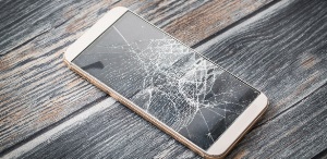 Usar celular com tela quebrada pode ser uma má ideia