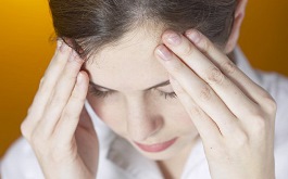 Dor de cabeça pode ser sinal de rotina estressante: saiba como evitar